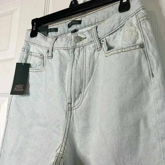 Wild Fable Super-High Rise Tapered Jeans - Ultra Light Wash, Size 6 / 28" Inseam - Picture 5 of 12